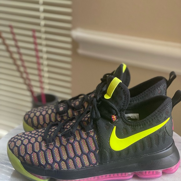 Nike - Picture 3 of 9